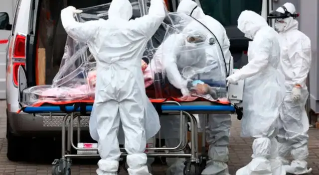 Hombre creyó que el coronavirus era una mentira hasta que su esposa murió