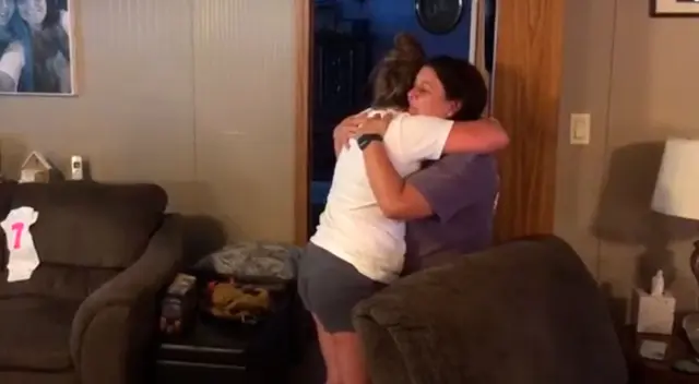 Joven se entera que será hermana mayor y tiene tierna reacción. Joven se entera que será hermana mayor y tiene tierna reacción.