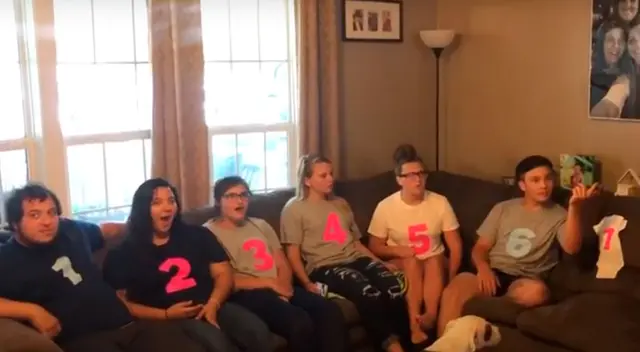 Joven se entera que será hermana mayor y tiene tierna reacción. Joven se entera que será hermana mayor y tiene tierna reacción.