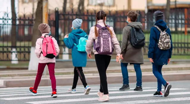 La OMS resaltó que los centros escolares deben aplicar las mismas medidas de higiene.