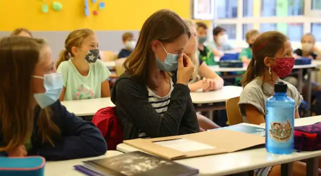 Los trabajadores rocían desinfectante como parte de las medidas preventivas contra la propagación del COVID-19.
