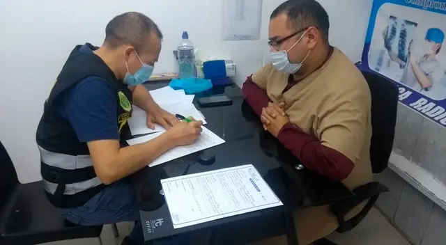 Utilizaba fotocheck de otro médico. Utilizaba fotocheck de otro médico.