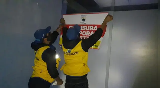 En la intervención se encontró a más de 15 personas bebiendo licor.