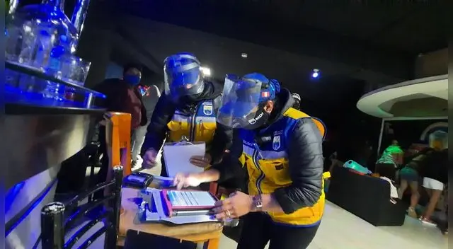 En la intervención se encontró a más de 15 personas bebiendo licor.