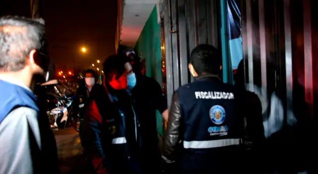 Detienen a jóvenes tomando licor en Comas. Detienen a jóvenes tomando licor en Comas.