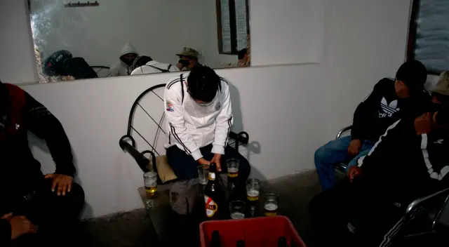 Detienen a jóvenes tomando licor en Comas. Detienen a jóvenes tomando licor en Comas.