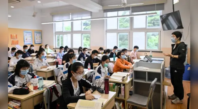 “No hace falta que los estudiantes se coloquen la mascarilla en el campus, pero deberían llevarla por si acaso”, indicó el subdirector del Departamento de Educación de Wuhan, Wang Chifu.