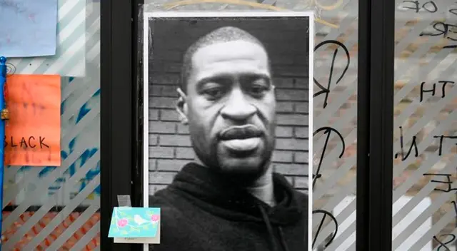 Imagen de George Floyd, quien murió bajo custodia policial, se exhibe en un memorial improvisado cerca de la zona de su arresto, en Minneapolis, Minnesota, Estados Unidos, el 29 de mayo de 2020. Imagen de George Floyd, quien murió bajo custodia policial, se exhibe en un memorial improvisado cerca de la zona de su arresto, en Minneapolis, Minnesota, Estados Unidos, el 29 de mayo de 2020.