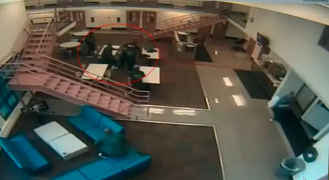 Imágenes del preciso momento en que los reclusos auxilian al oficial de Policía. Imágenes del preciso momento en que los reclusos auxilian al oficial de Policía.