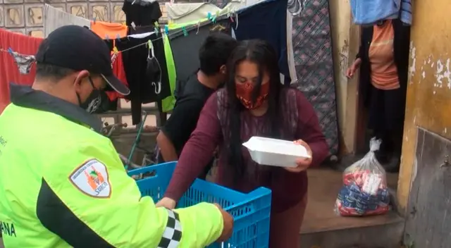 Brindan comida a familias vulnerables de Surco. Brindan comida a familias vulnerables de Surco.