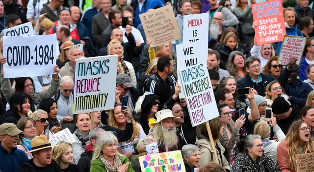 Ciudadanos británicos durante mitin en Londres en medio de la pandemia.