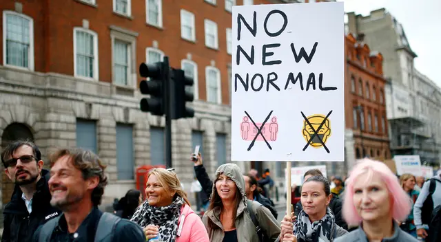 Ciudadanos británicos durante mitin en Londres en medio de la pandemia.