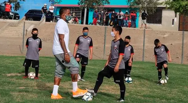 Jefferson Farfán no mantuvo el distanciamiento social.