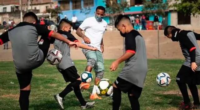Jefferson Farfán hace pataditas junto a los niños.