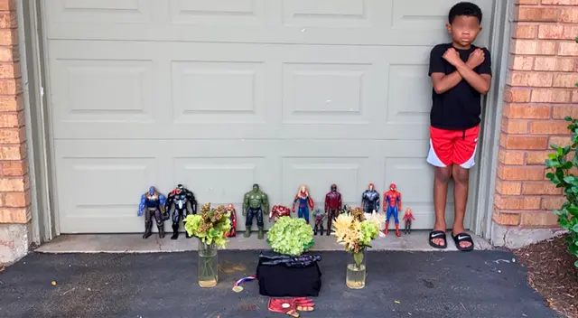 Este pequeño creó un ataúd para Pantera Negra, mientras sus compañeros de Marvel son parte del velorio.