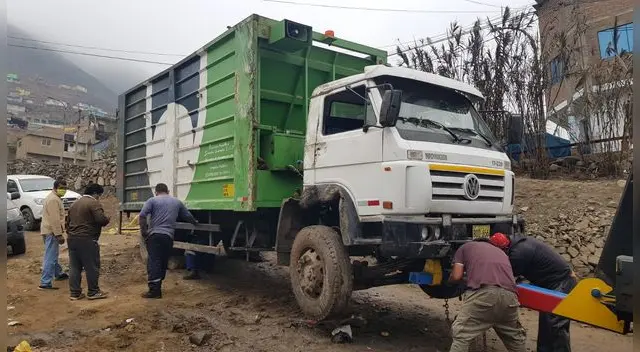 mujer sale a botar basura y es atropellada por camión