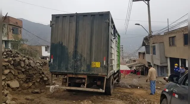 mujer sale a botar basura y es atropellada por camión