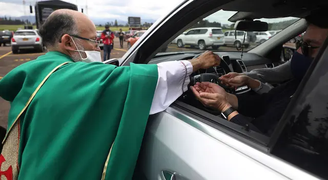 Sacerdote colombiano oficia una misa en una playa de estacionamiento