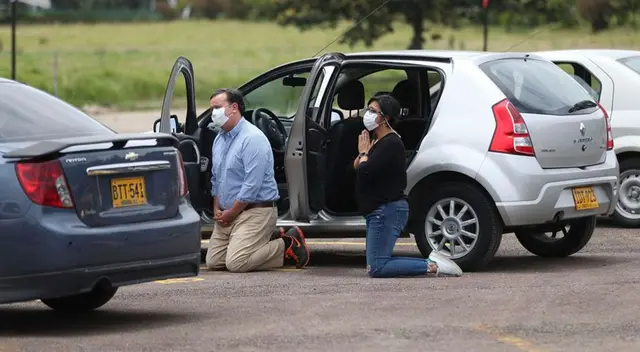 Sacerdote colombiano oficia una misa en una playa de estacionamiento