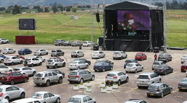 Sacerdote colombiano oficia una misa en una playa de estacionamiento