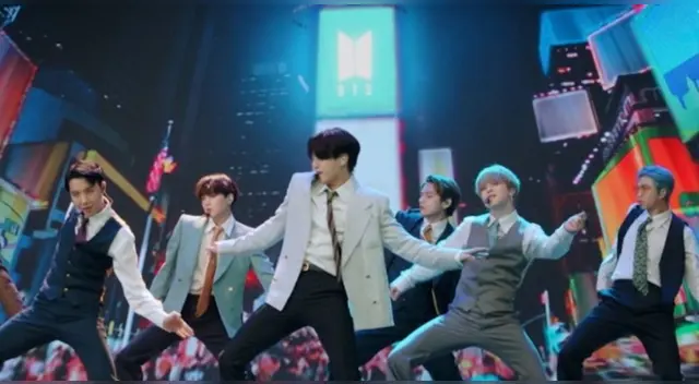 BTS se presentó por primera vez en los MTV VMAs, y sorprendió con el debut en vivo de su nueva canción “Dynamite”.