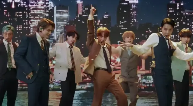 BTS se presentó por primera vez en los MTV VMAs, y sorprendió con el debut en vivo de su nueva canción “Dynamite”.