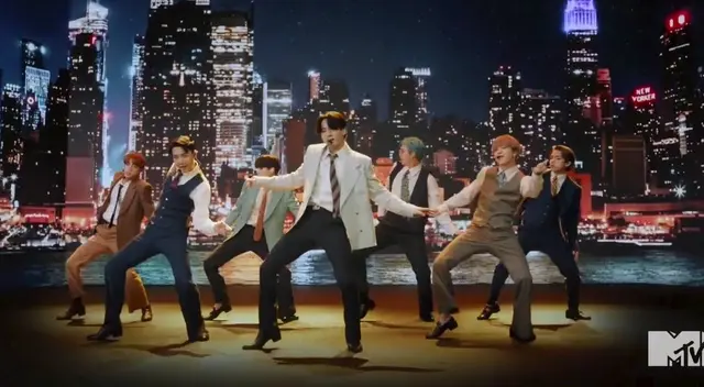 BTS se presentó por primera vez en los MTV VMAs, y sorprendió con el debut en vivo de su nueva canción “Dynamite”.