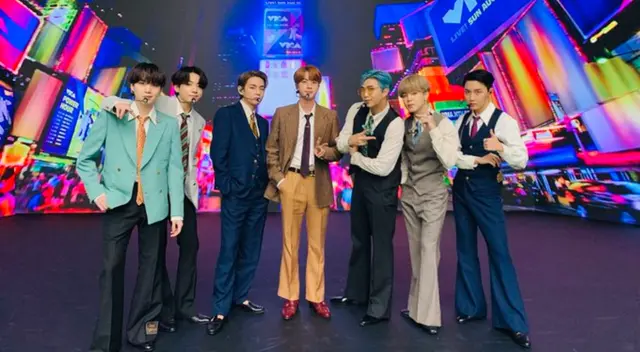 BTS se presentó por primera vez en los MTV VMAs, y sorprendió con el debut en vivo de su nueva canción “Dynamite”.