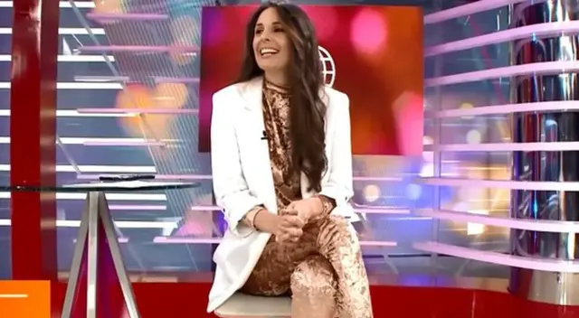 El equipo de América Espectáculos sorprendió a Rebeca Escribens al ponerle un conocido tema infantil de música ambiental al presentarse.