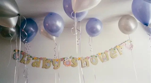 Compañeros de trabajo de la mujer le organizaron un baby shower sorpresa.