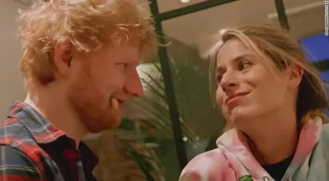 El cantante Ed Sheeran anunció en sus redes sociales que su esposa dio a luz a una pequeña de nombre Lyra Antartica, y sorprendió a sus fans.