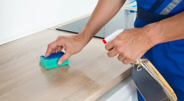 Aprende cómo limpiar la grasa de tu cocina con estos consejos.