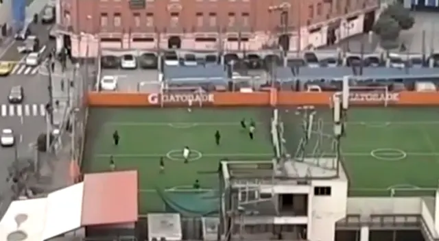 Sin mantener el distanciamiento social, estos jóvenes jugaban un partido de fulbito desafiando al nuevo coronavirus (COVID-19) Sin mantener el distanciamiento social, estos jóvenes jugaban un partido de fulbito desafiando al nuevo coronavirus (COVID-19)