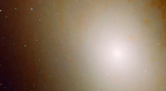 Esta imagen del Hubble abarca 7900 años luz y revela la abarrotada región central de M31. Esta imagen del Hubble abarca 7900 años luz y revela la abarrotada región central de M31.