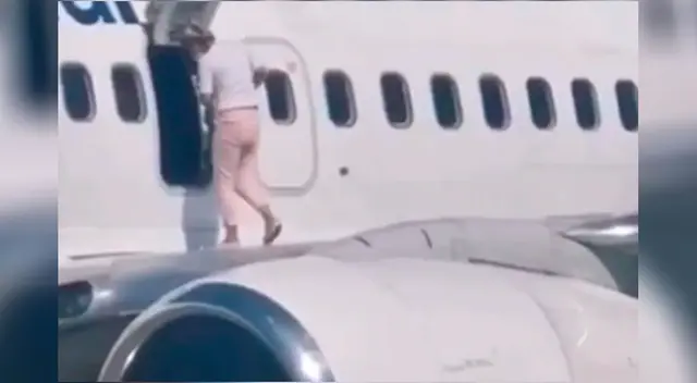 El video de una mujer caminando sobre el ala de un avión se volvió viral.