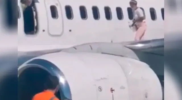 El video de una mujer caminando sobre el ala de un avión se volvió viral.