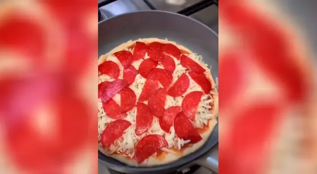 Joven enseña a preparar una pizza sin usar el horno