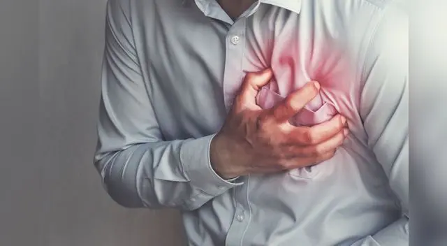 Presión, opresión, dolor, o sensación de compresión o dolor en el pecho o en los brazos, que puede propagarse hacia el cuello, la mandíbula o la espalda.