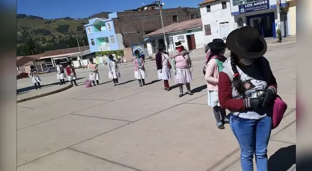 El bono Universal es entregado a  un solo beneficiario por hogar mediante la plataforma del Midis consultando con número de emisión del DNI.