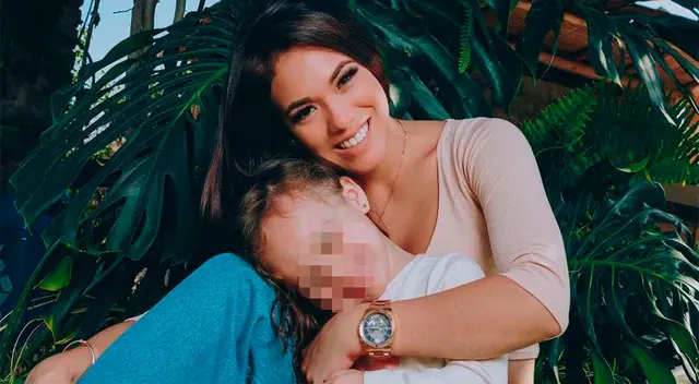 Jazmín Pinedo se divierte junto a su hija.