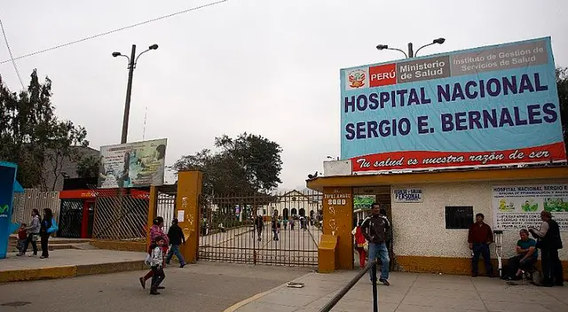 Padres piden ayuda para niña de 2 años aperada en el Hospital Sergio Bernales en Collique.