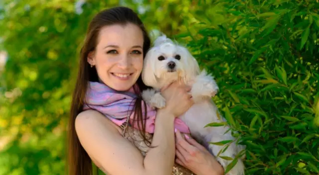 El peculiar comportamiento del perro con su dueña para que le de sus galletas desató las risas de miles de internautas en redes sociales. El peculiar comportamiento del perro con su dueña para que le de sus galletas desató las risas de miles de internautas en redes sociales.