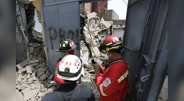 rescatan a personas atrapadas en derrumbe de solar rescatan a personas atrapadas en derrumbe de solar