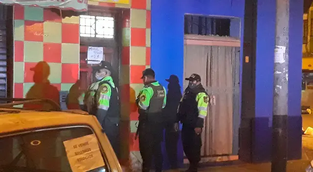 Jóvenes participaban de fiesta en pleno toque de queda. Jóvenes participaban de fiesta en pleno toque de queda.