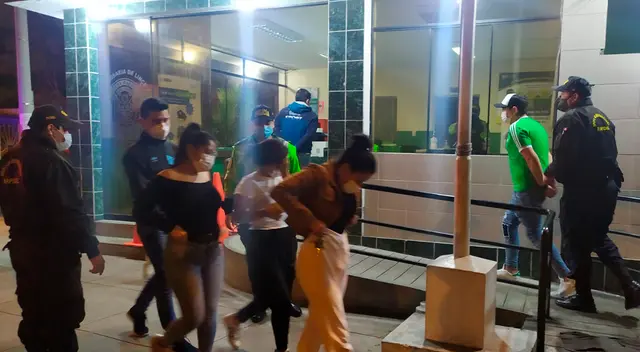 Jóvenes participaban de fiesta en pleno toque de queda. Jóvenes participaban de fiesta en pleno toque de queda.