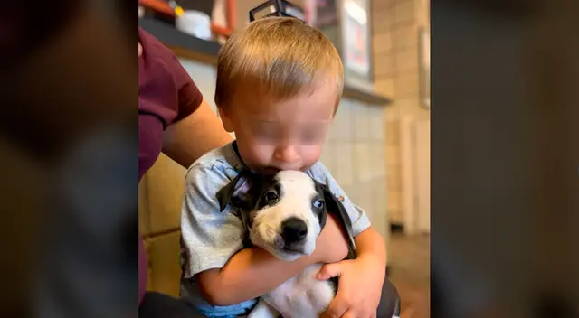 El pequeño Bentley con su cachorro de dos meses.