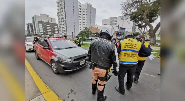 axistas usaban calcomanías para recibir protección de las mafias de extorsionadores. axistas usaban calcomanías para recibir protección de las mafias de extorsionadores.