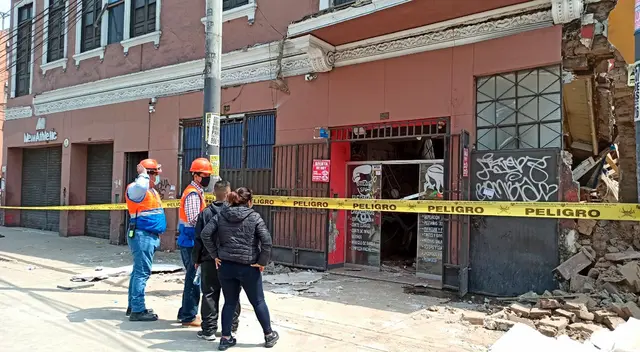 Derrumbe habría sido causada por una construcción clandestina.