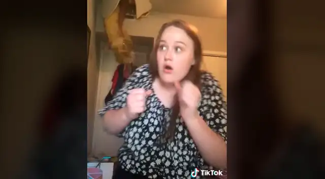 Imágenes del video viral de la joven entonando la dulce melodía mientras su madre rompe el techo tras caída.