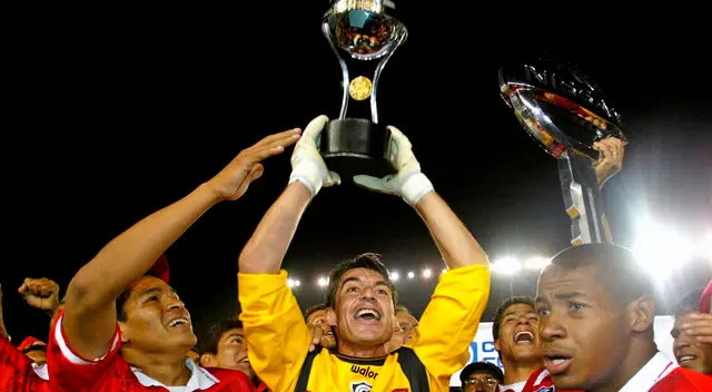 Cienciano se coronó con la Recopa en el 2004. Cienciano se coronó con la Recopa en el 2004.